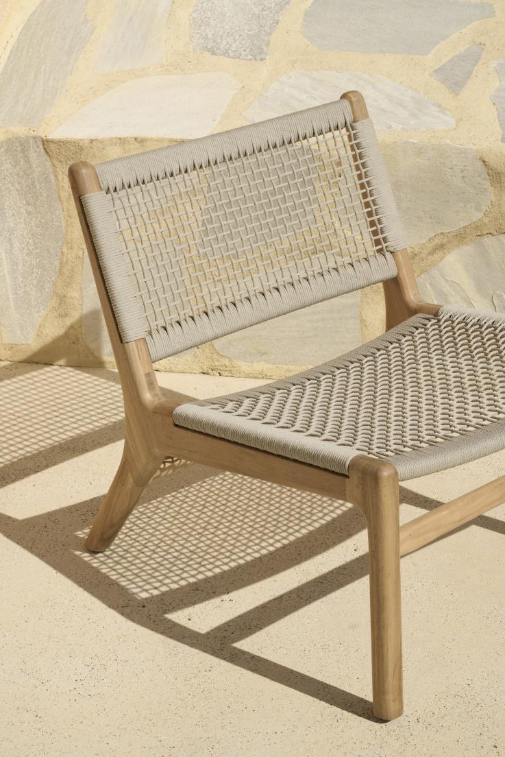 Detailaufnahme des Ethnicraft Jack Loungesessels: Teakholzrahmen mit beige Kordelgeflecht für den Außenbereich.