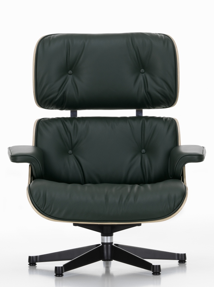 Vitra Eames Lounge Chair mit olivgrünem Lederbezug und schwarzem Drehfuß, Frontansicht.