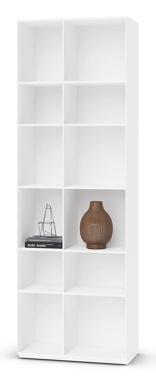 Weißes Nex Pur Regal von Piure mit offenen Fächern, dekoriert mit Büchern und einer braunen Vase.