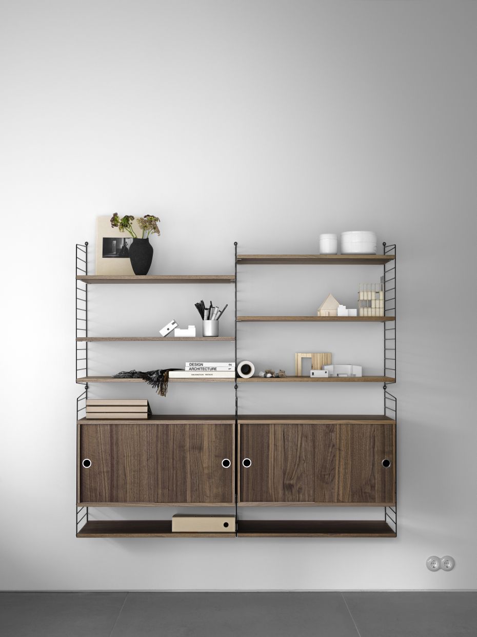 Schwarze String Furniture Wandleiter, 75 cm hoch, mit Holzregalen und Schrankelementen an der Wand.
