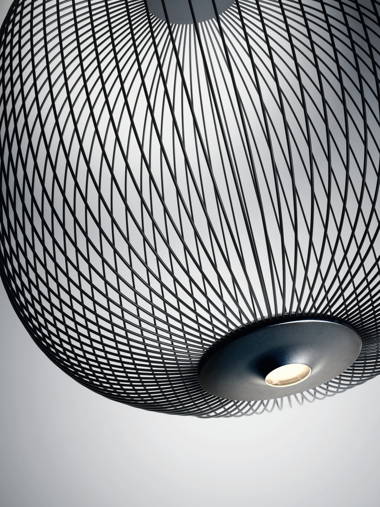 Detailaufnahme der Spokes Pendelleuchte von Foscarini, ein modernes Designobjekt für stilvolle Beleuchtung.
