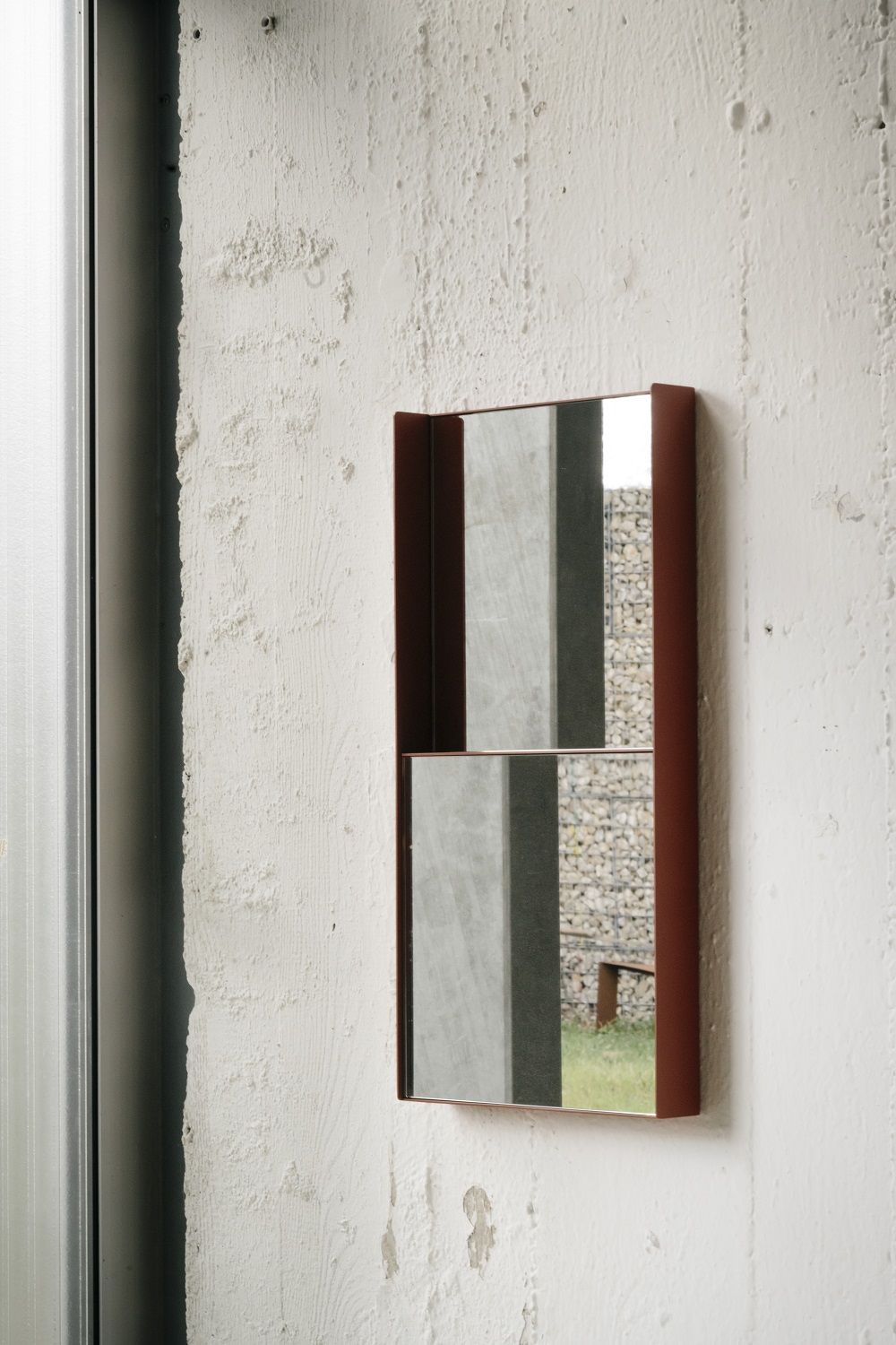 OneTwo Spiegel von Richard Lampert, 180 cm, dunkelbronze, Wandspiegel mit zwei Spiegelflächen.