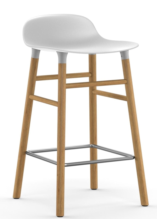 Normann Copenhagen Form Barhocker H 65 cm mit weißer Sitzfläche und Holzbeinen.
