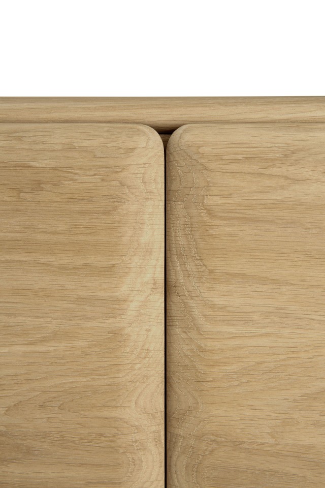 Detailaufnahme der Holztüren des Ethnicraft PI TV Cupboard, Anrichte aus massivem Eichenholz.
