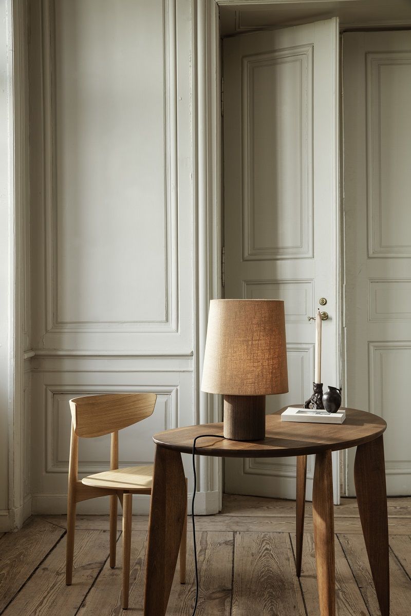Feve Desk Schreibtisch von Ferm Living aus Walnussholz, abgerundete Tischplatte, minimalistisches Design, skandinavische Möbel.