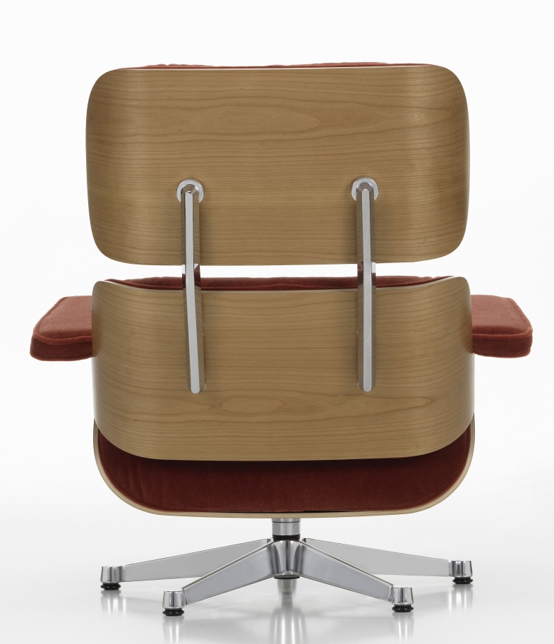 Rückansicht des Eames Lounge Chair Sessels mit Holzschalen, rotem Lederbezug und Aluminiumfuß von Vitra.