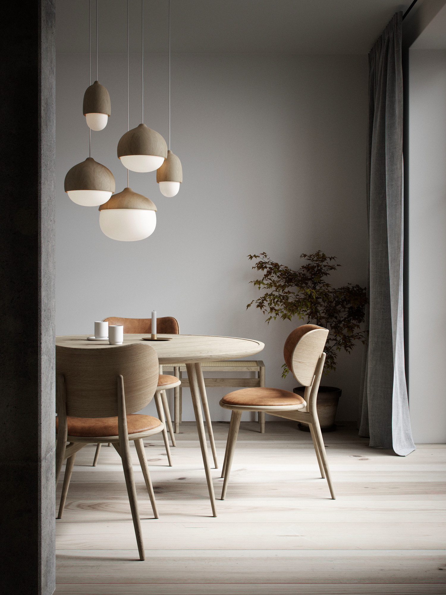 Esszimmer mit Esstisch und vier hellen Holzstühlen, darunter ein The Dining Chair Stuhl von Mater.