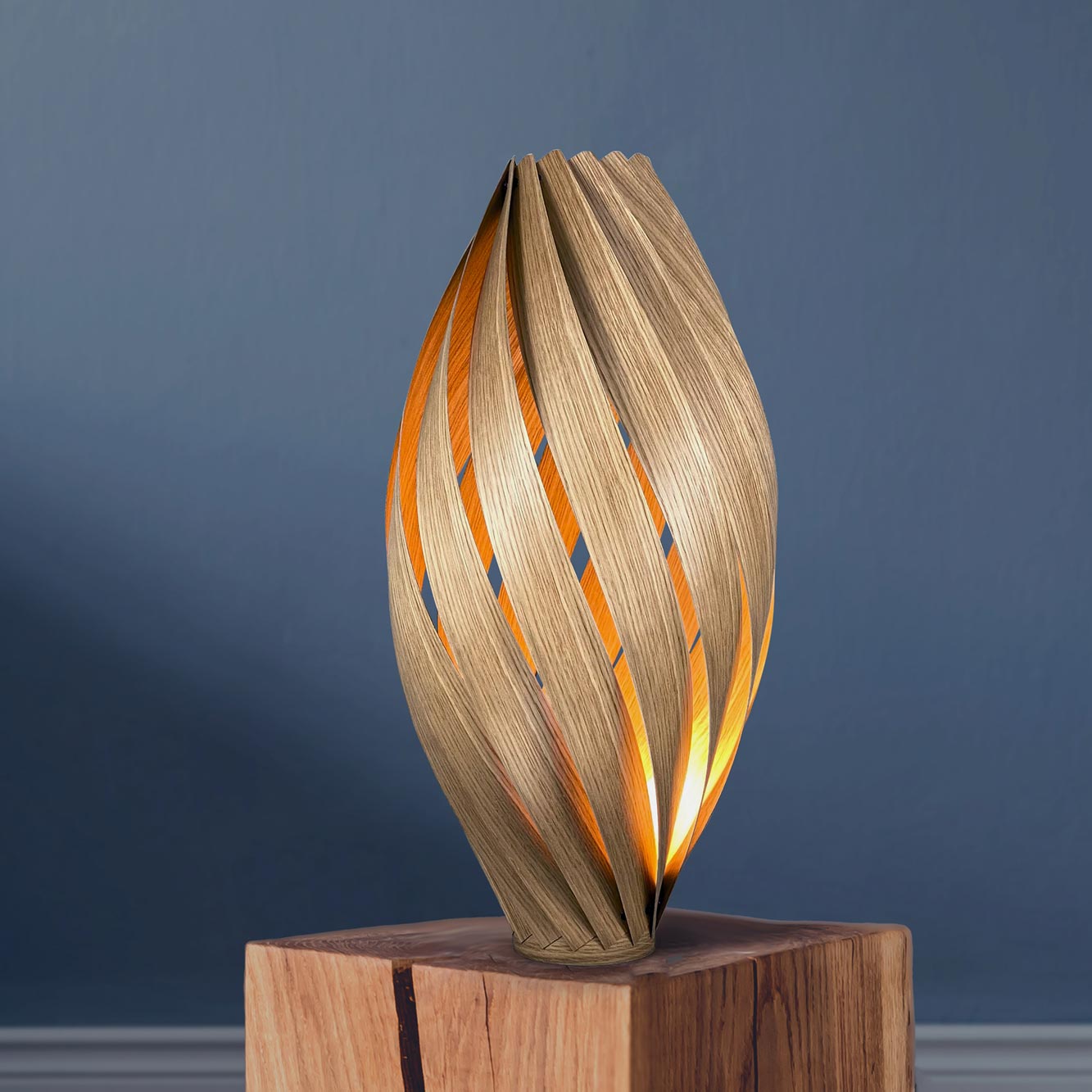Ardére Stehleuchte aus Eiche, H60 cm, mit warmem Lichtschein und modernem Design.