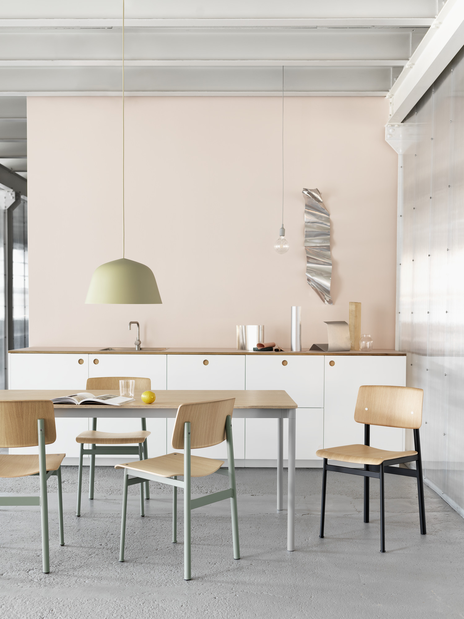 Muuto Base Table Round Esstisch mit Stühlen in modernem Interieur, helle Farben und minimalistisches Design.