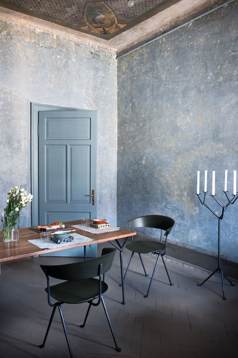 Zwei Magis Officina Stühle aus Polypropylen in einem Esszimmer mit gedecktem Tisch.