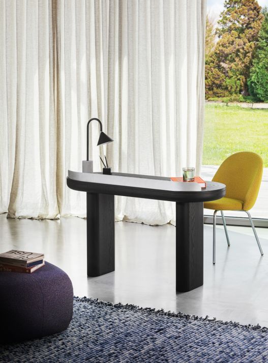 Jumbo Konsolentisch von Miniforms, modernes Design mit schwarzem Holzgestell und heller Tischplatte.
