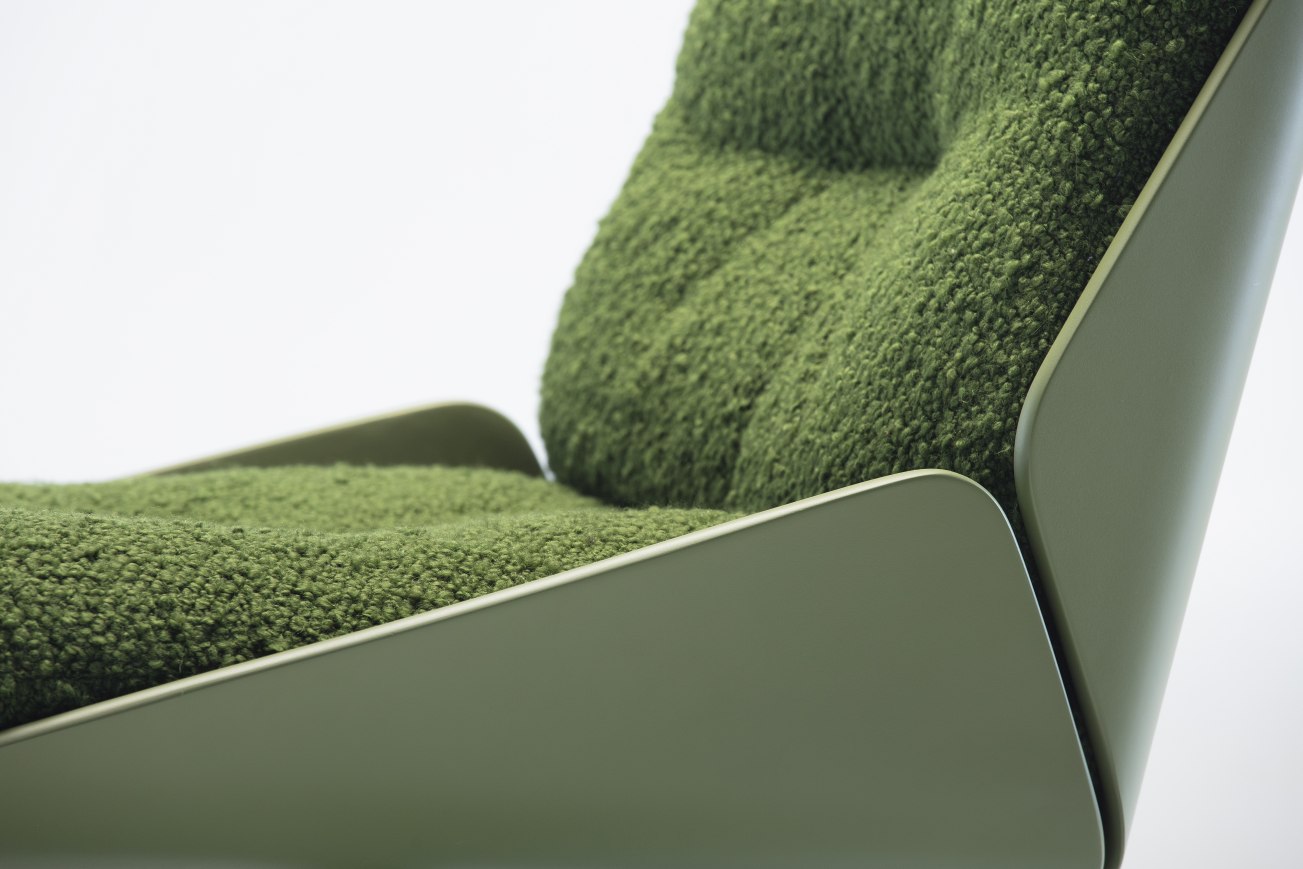 Detailaufnahme des Rei Sessels von Prostoria mit grünem Polsterstoff und modernem Design.