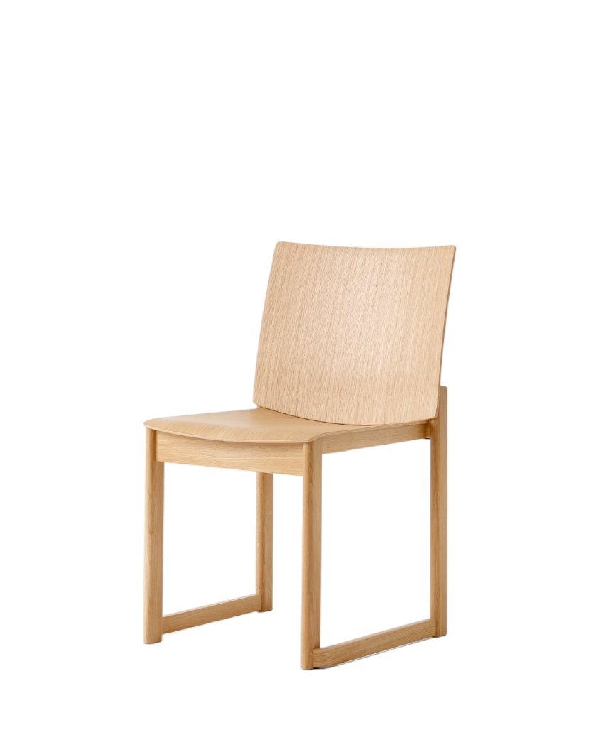 Allwood AV35 Side Chair von AndTradition: Holzstuhl in hellem Naturholz, minimalistisches Design.