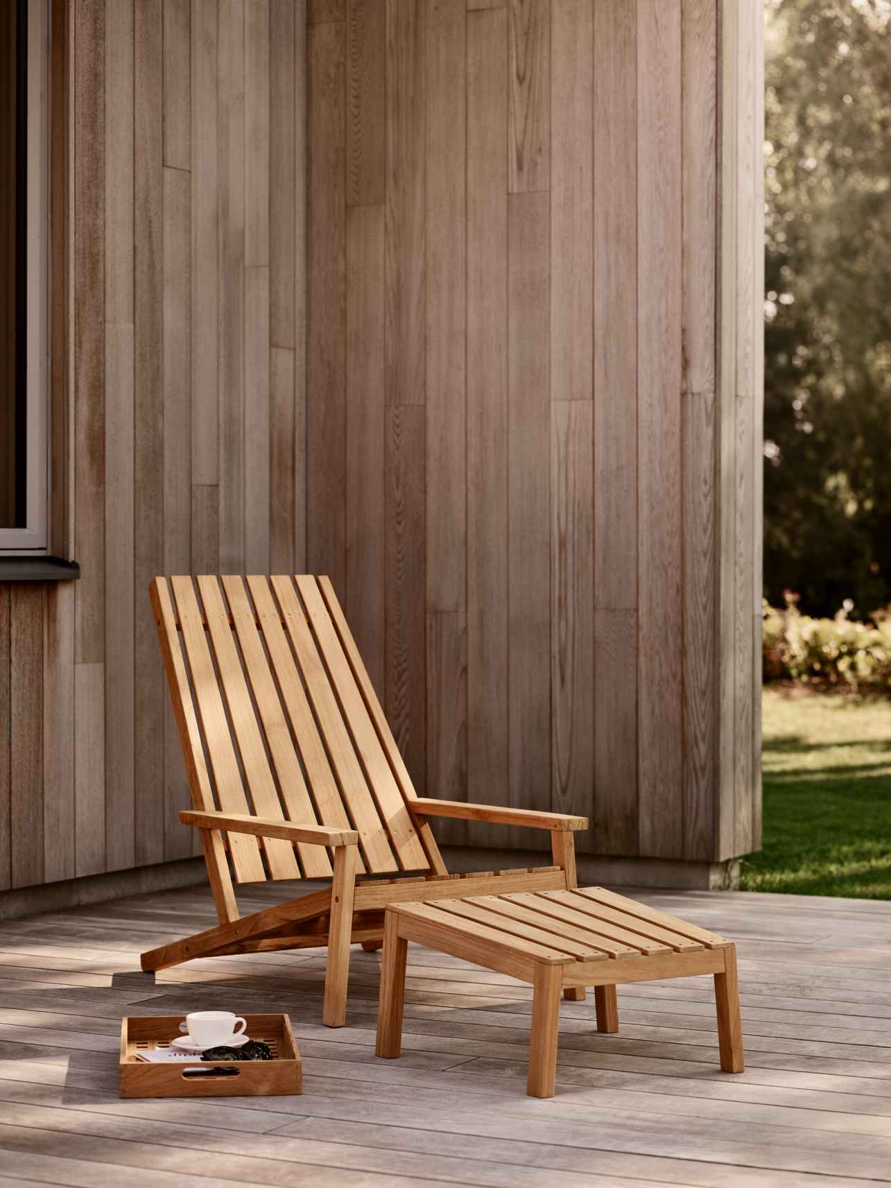 Holzliegestuhl mit Hocker "Between Lines" von Skagerak by Fritz Hansen für den Garten.