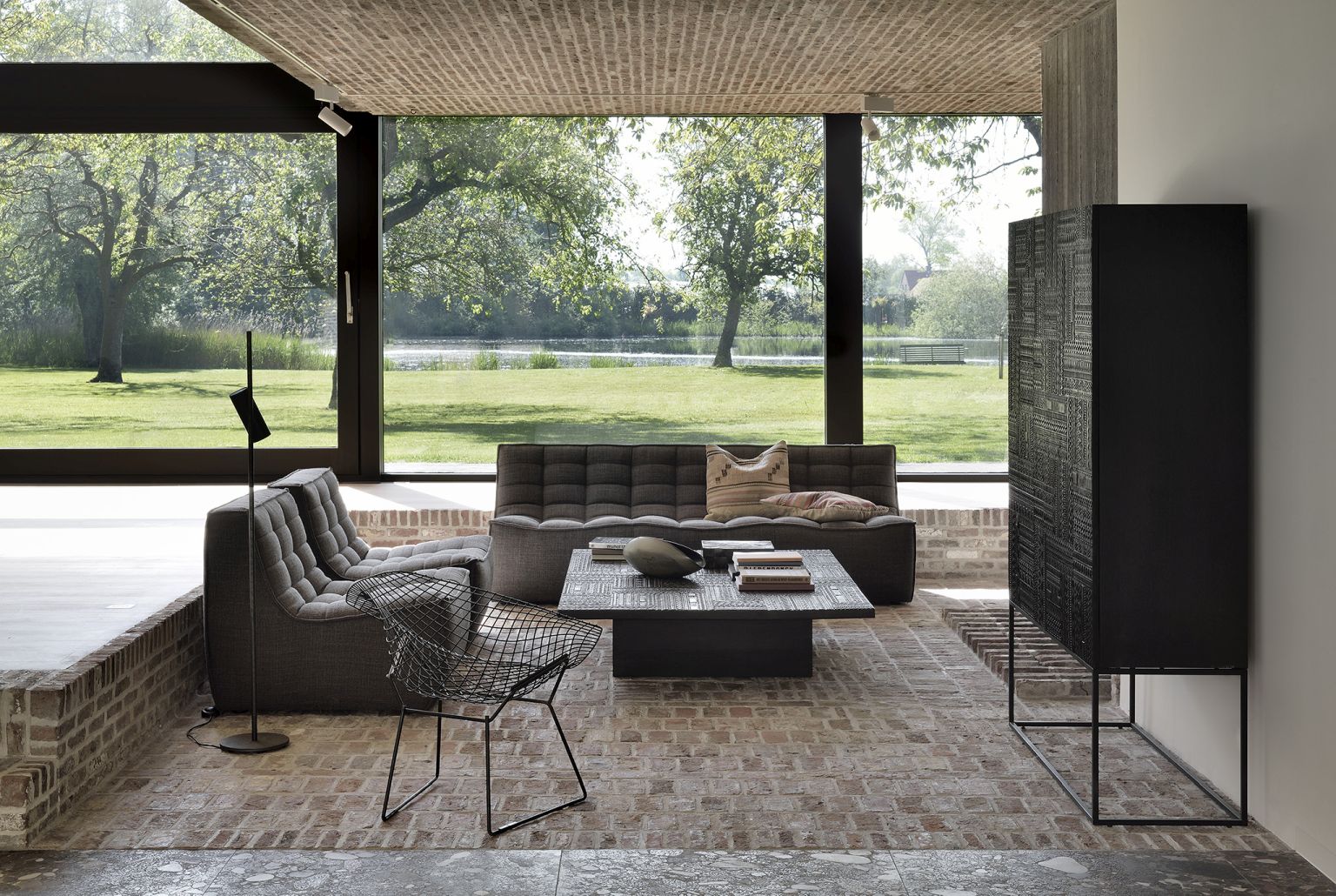 Wohnzimmer Interieur mit Ethnicraft Tabwa Blok Couchtisch aus schwarzem Teakholz und passenden Möbeln.