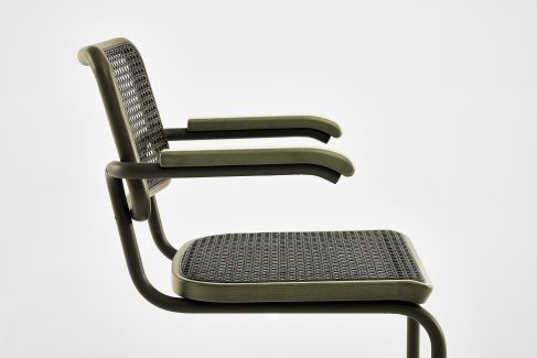 S 64 V Thonet Freischwinger Stuhl, Stahlrohr Klassiker mit Armlehnen und Wiener Geflecht, Seitenansicht.
