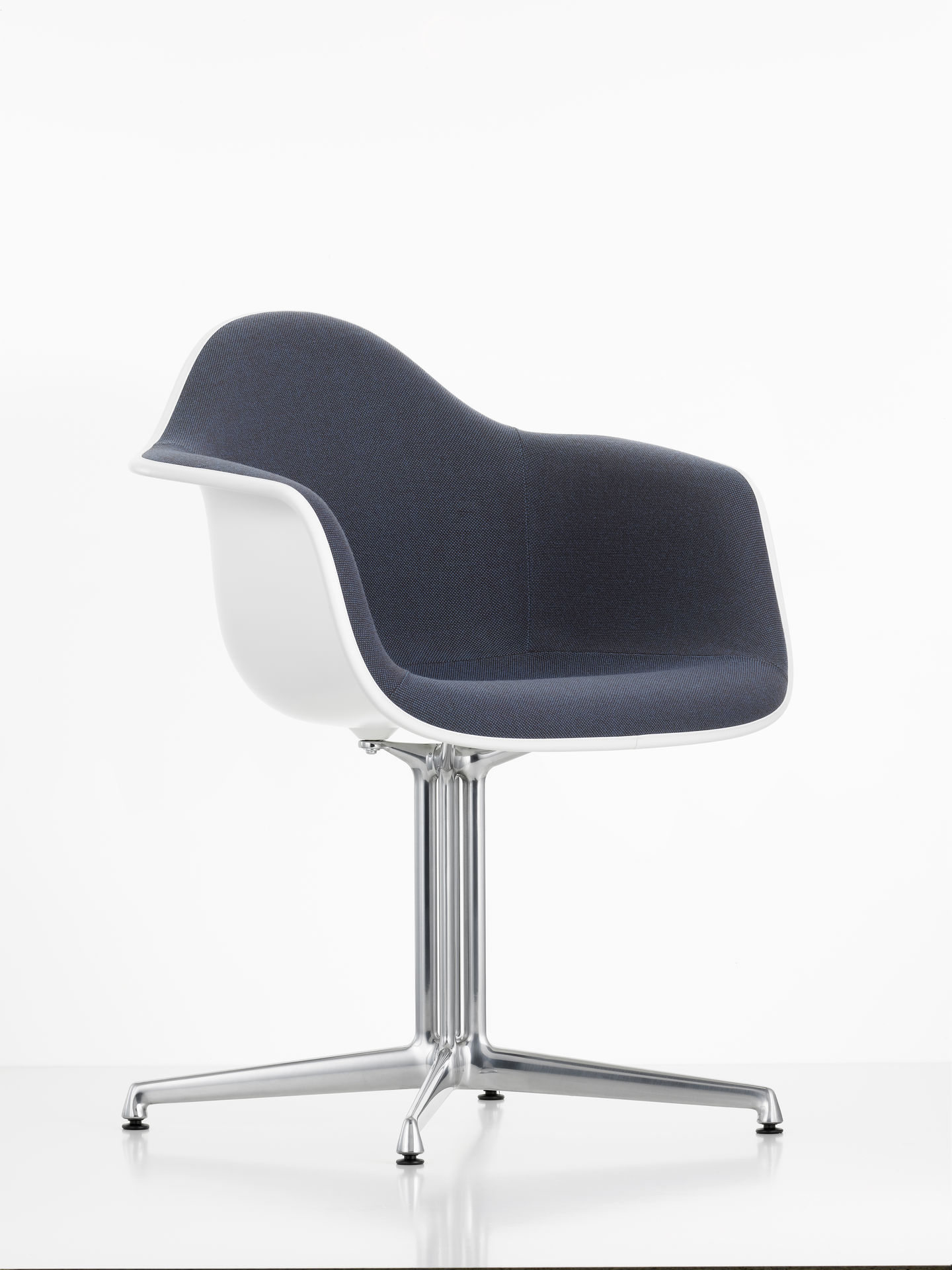 Eames Plastic Arm Chair DAL, vollgepolsterter Vitra Stuhl mit blauem Stoffbezug und Chromgestell.