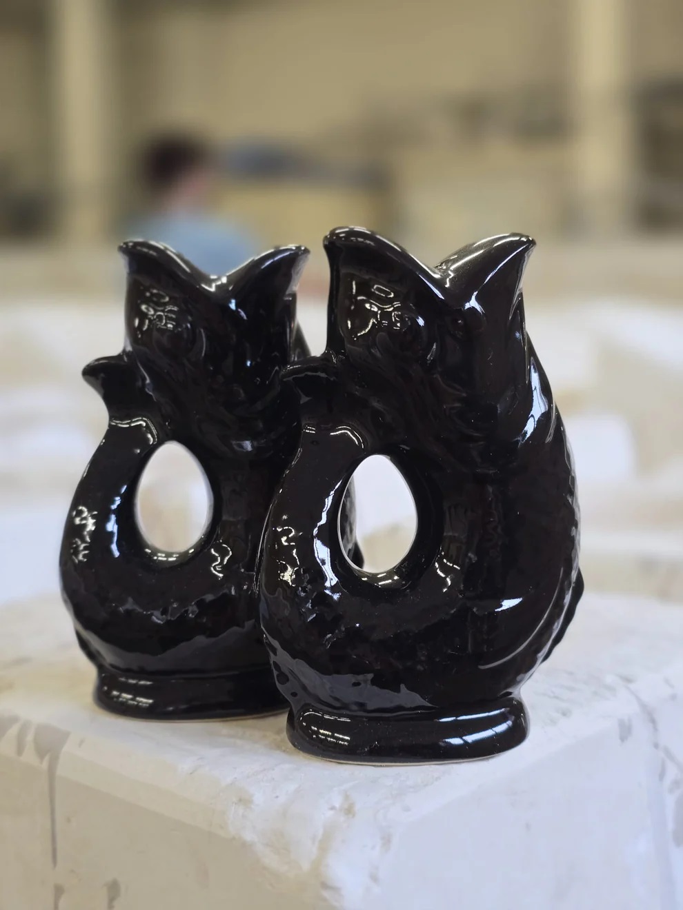 Schwarze Gluggle Fisch-Salz- und Pfefferstreuer aus Keramik, originelle Gluckigluck Tischdekoration für Küche und Esszimmer.