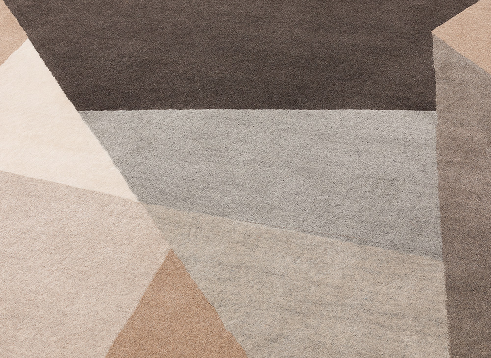 Detailaufnahme des Loko Rug Teppichs in natürlichen Farben mit geometrischem Muster.