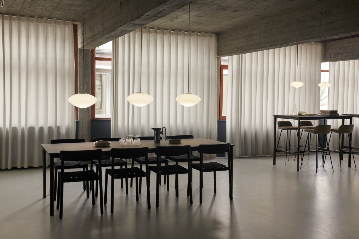 AndTradition Mist AP15 Pendelleuchten aus Opalglas über Esstisch und Bartisch in modernem Interieur.