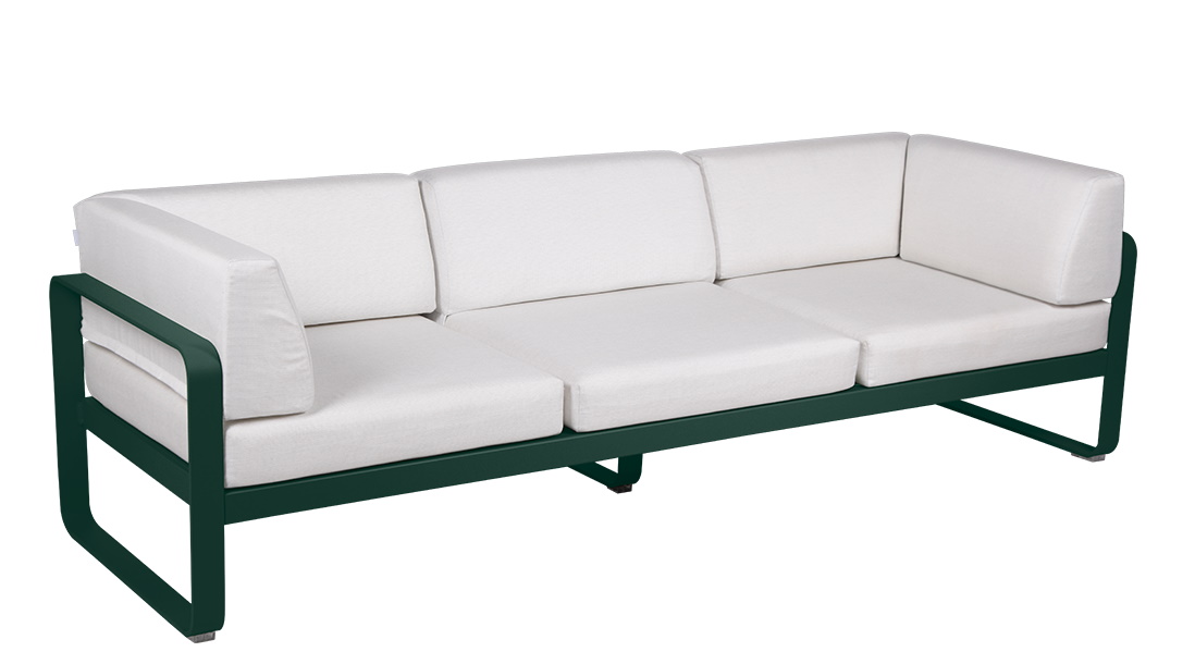 Bellevie Outdoor Sofa von Fermob, 3-Sitzer Gartensofa mit grünen Aluminiumrahmen und weißen Polsterkissen.