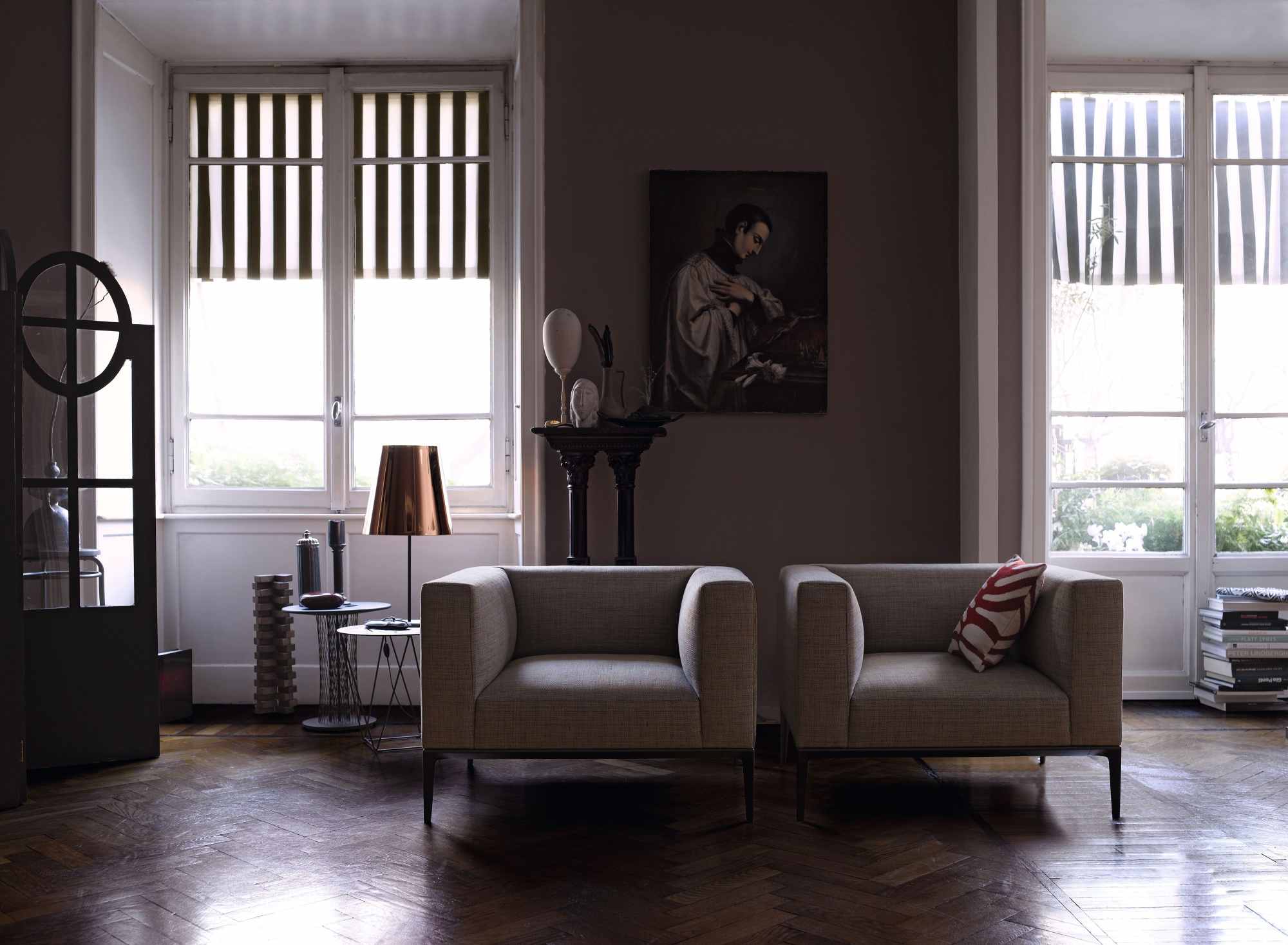 Zwei graue 781 Jaan Sessel von Walter Knoll in einem stilvollen Wohnzimmer mit Parkettboden.