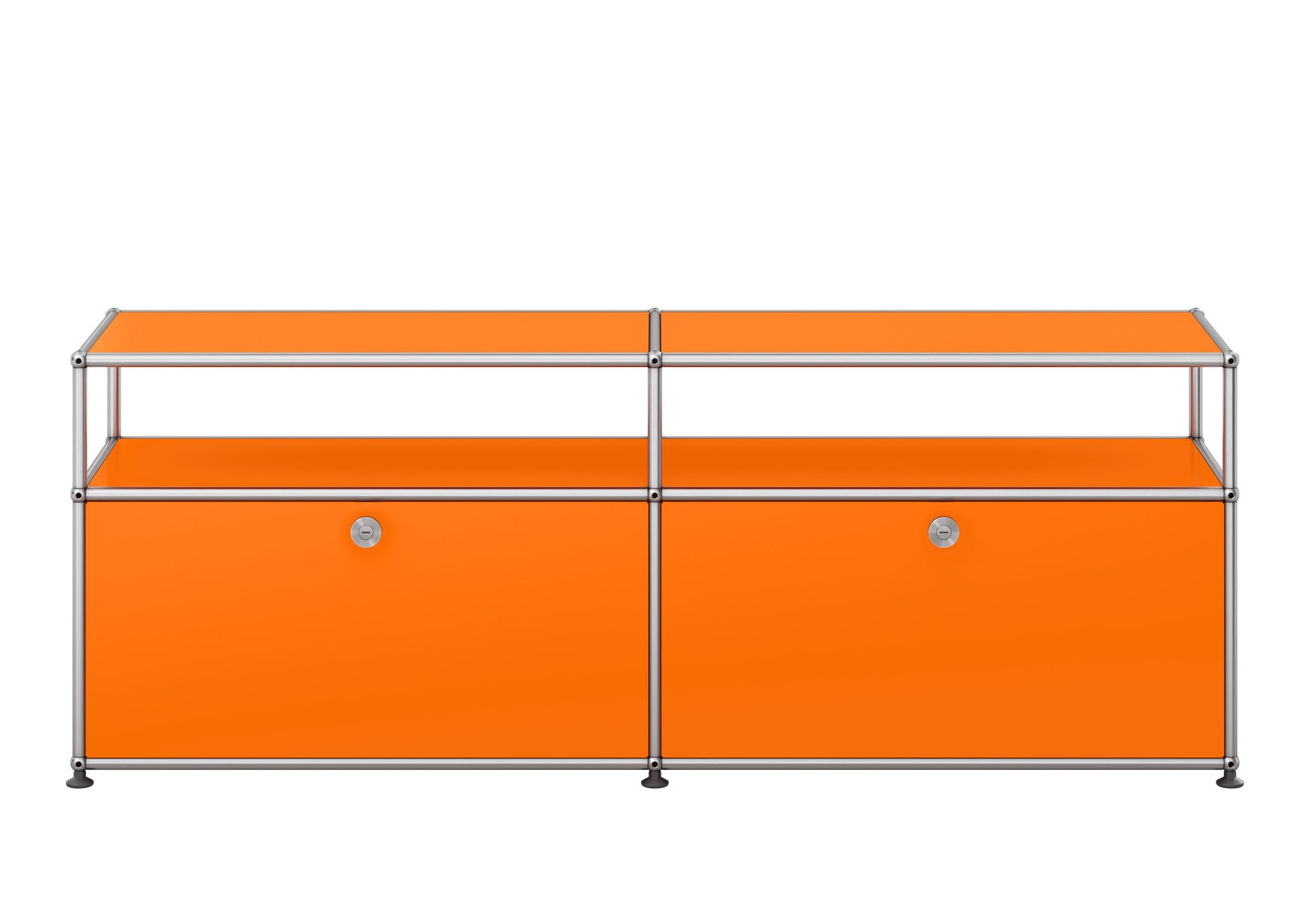 USM Haller Sideboard in Reinorange mit zwei Fächern und silbernem Gestell für TV und Hi-Fi.