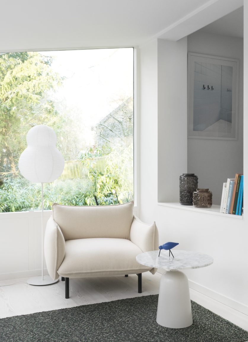 Beiger Ark Lounge Chair Sessel von Normann Copenhagen in heller Wohnzimmerumgebung mit Fenster und Dekoration.