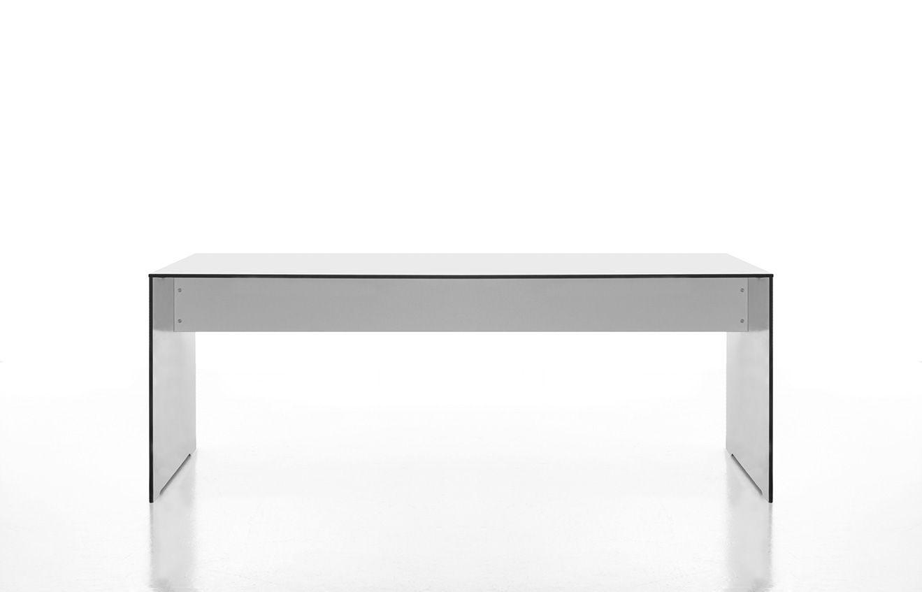 Weißer Riva Outdoor Tisch von Conmoto, rechteckig, minimalistisches Design für Garten und Terrasse.