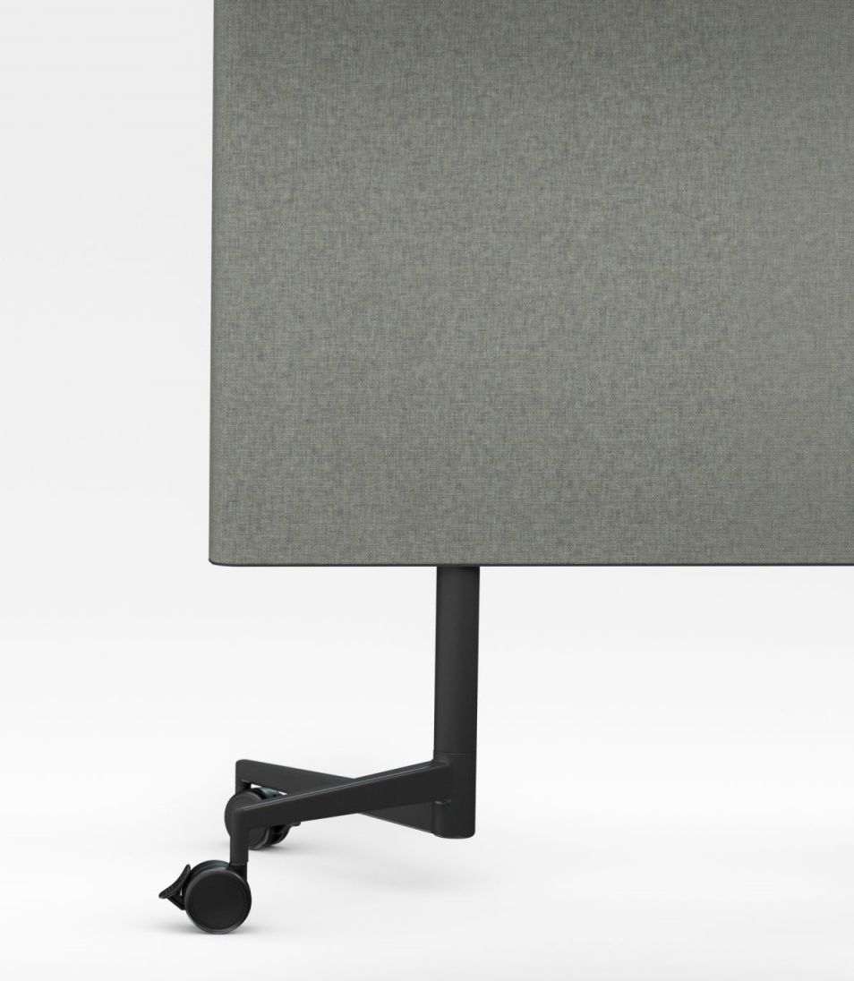 Detailaufnahme einer grauen Chat Board Move Acoustic Stellwand mit schwarzem Fuß und Rollen.