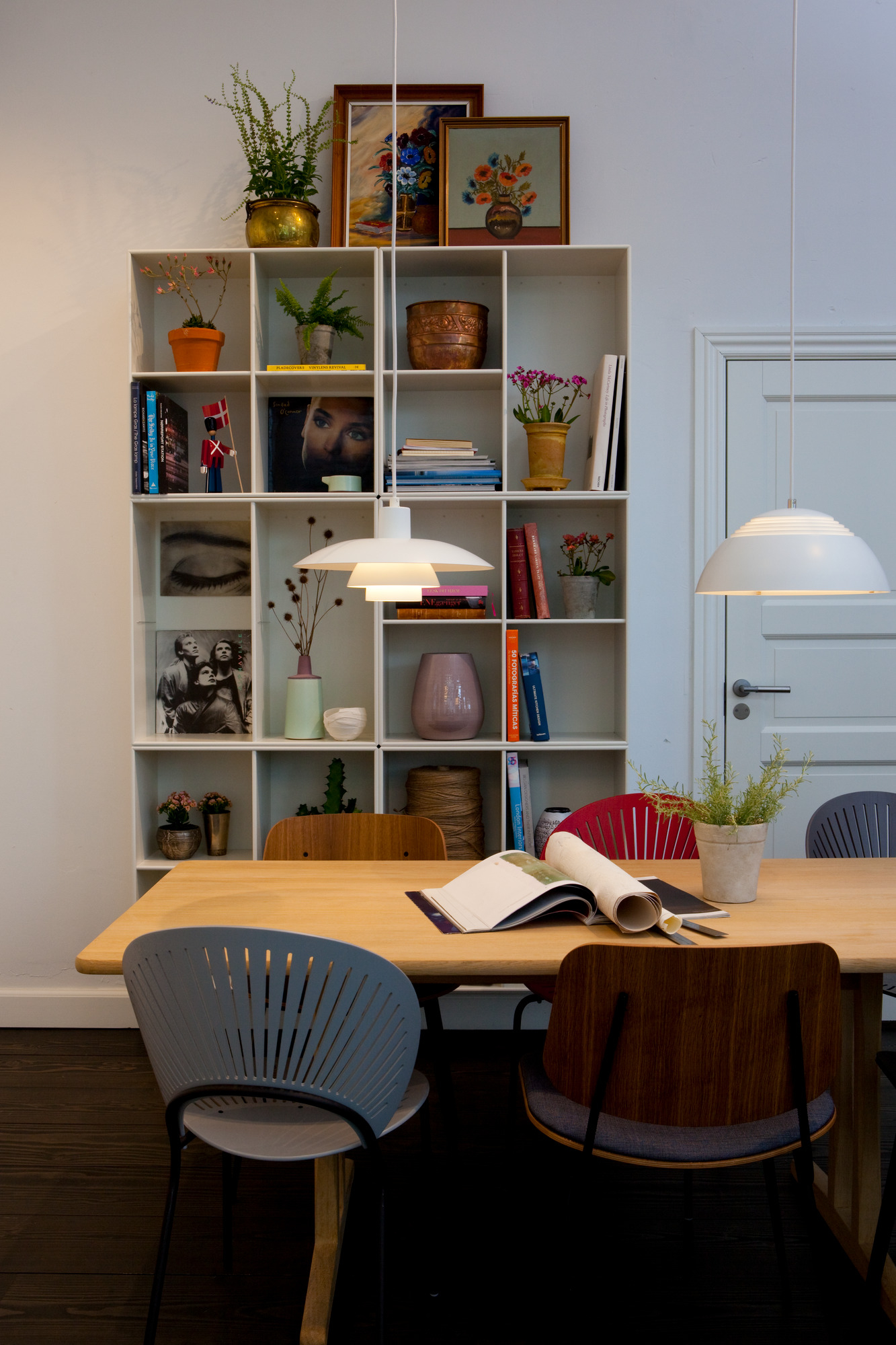 Esszimmer mit PH 4/3 Pendelleuchte von Louis Poulsen, Designklassiker für stilvolle Beleuchtung.