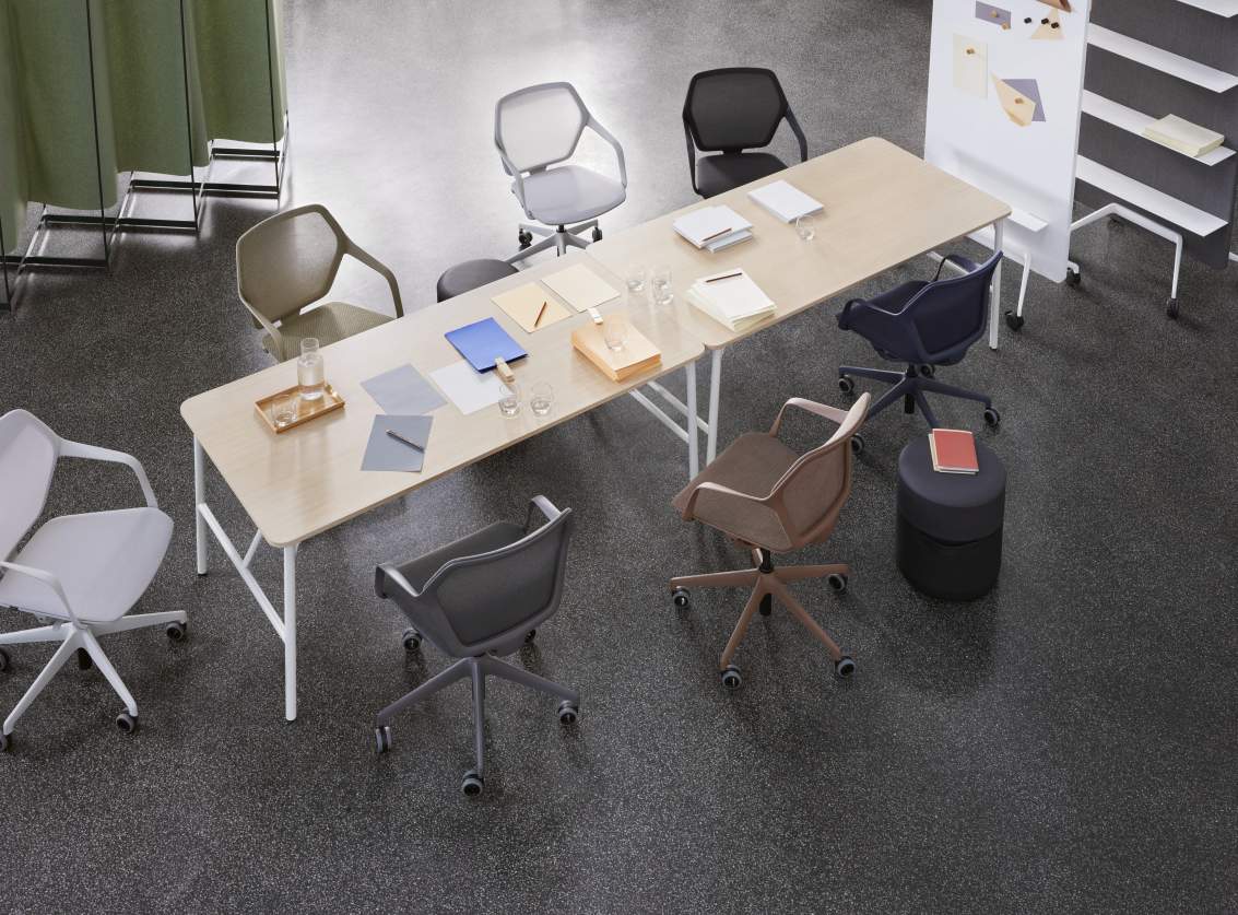 Brunner Ray Work Drehstühle um einen Tisch in einem modernen Büroraum, Konferenzbestuhlung.