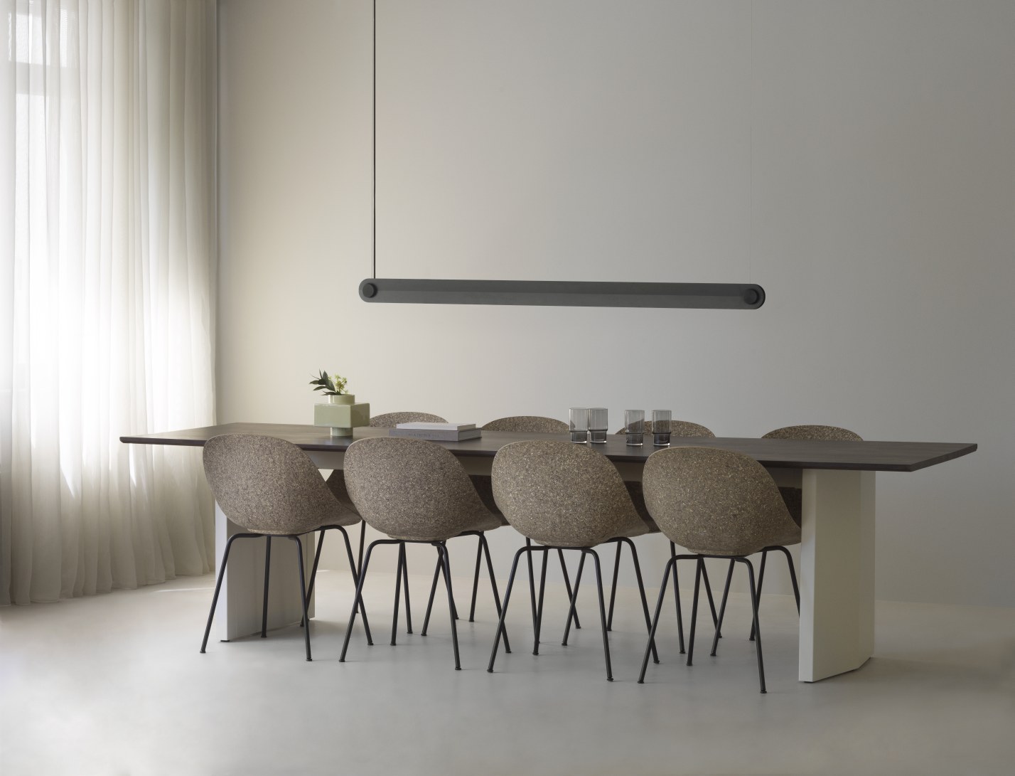 Normann Copenhagen Panel Tisch, 300x90 cm, Esstisch aus Holz mit Stühlen und Pendelleuchte.