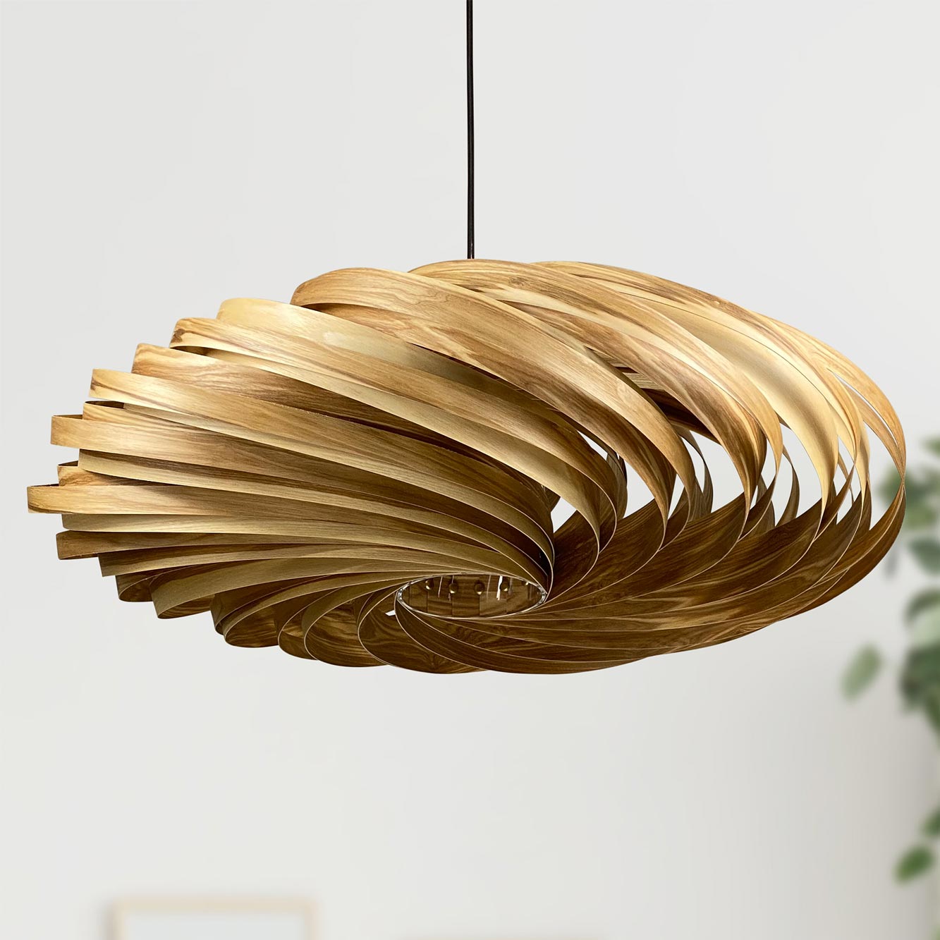 Veneria Hängeleuchte aus Olivesche, spiralförmiges Design, moderne Pendelleuchte für Wohnzimmer und Essbereich.