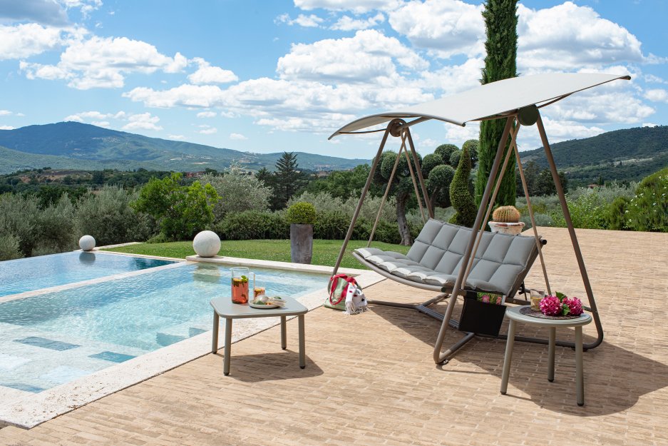 Reel Rocking Sofa Schaukelsofa Outdoor Emu neben Pool mit Tisch und schöner Landschaft.