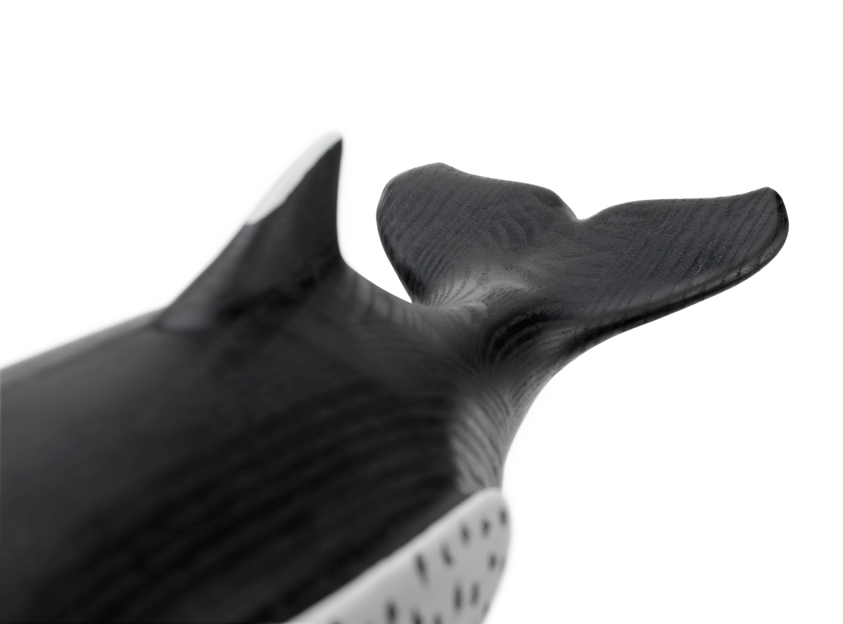 Detailaufnahme der Eames House Whale Holzskulptur von Vitra, gefertigt aus Esche, zeigt die feine Maserung.