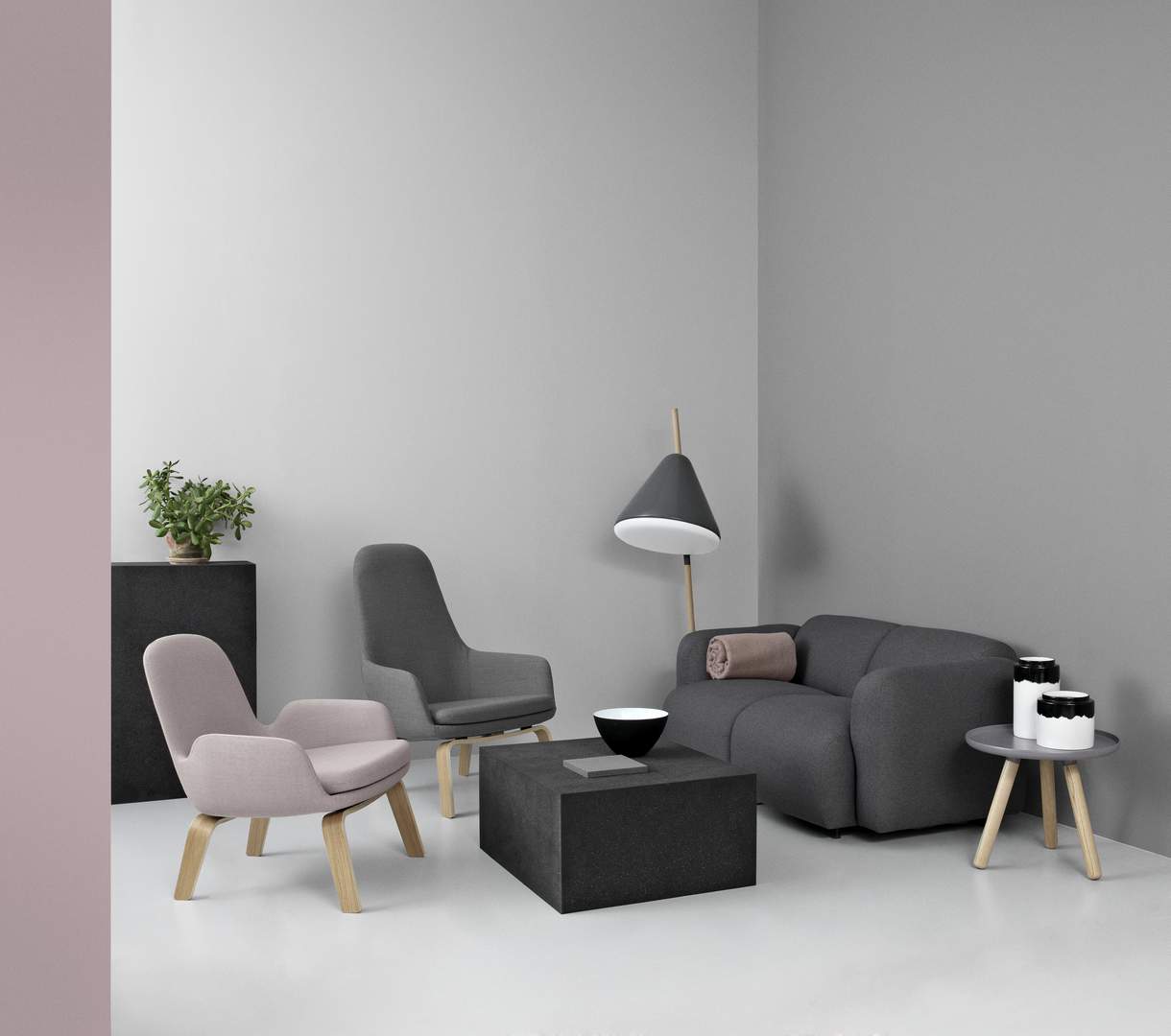 Wohnzimmer-Szene mit zwei Era Lounge Sesseln von Normann Copenhagen in Grau und Rosa.