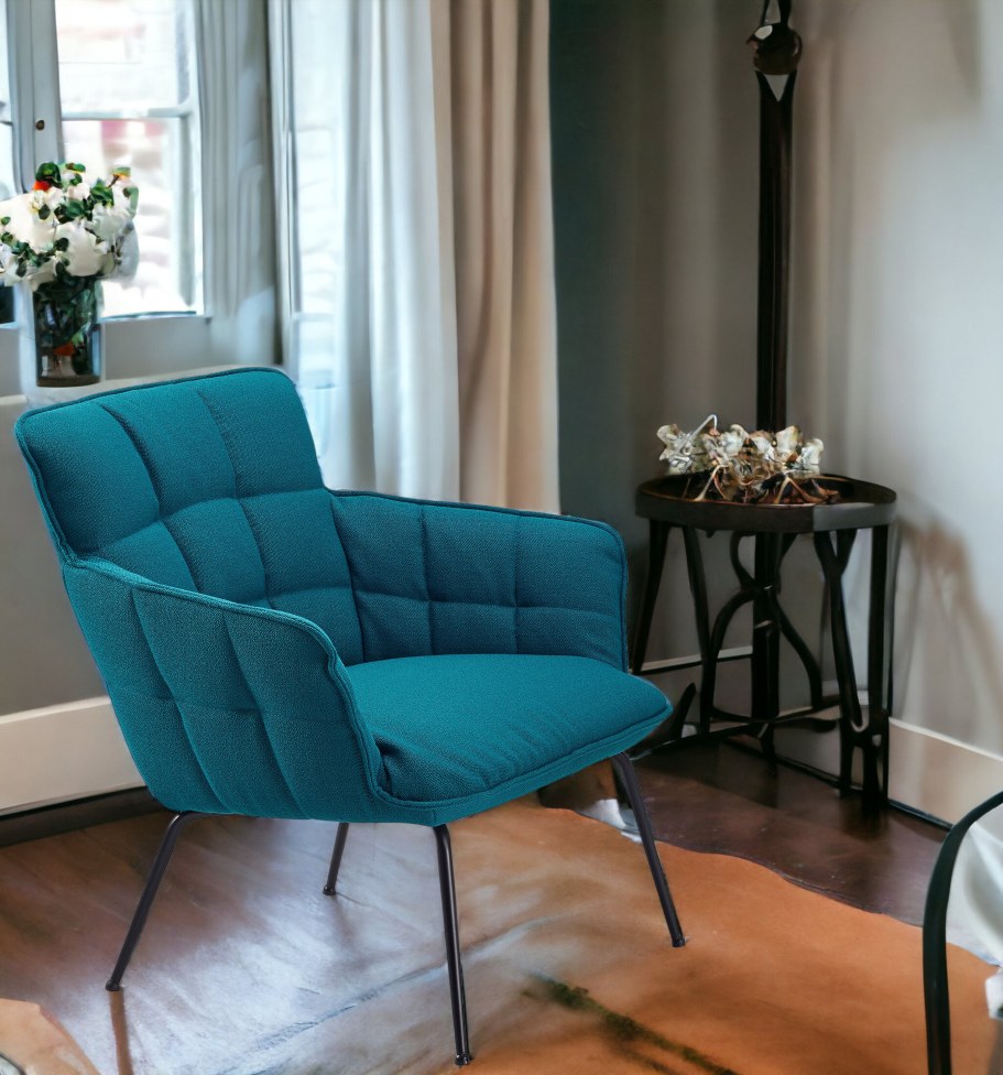 Türkisfarbener Marla Sessel von Freifrau Manufaktur mit niedrigem Design und gesteppter Polsterung für Wohnzimmer.