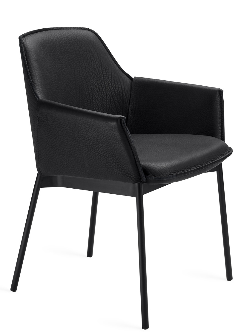 Schwarzer Grace Lounge Chair High von Freifrau Manufaktur mit Armlehnen und filigranem Metallgestell.