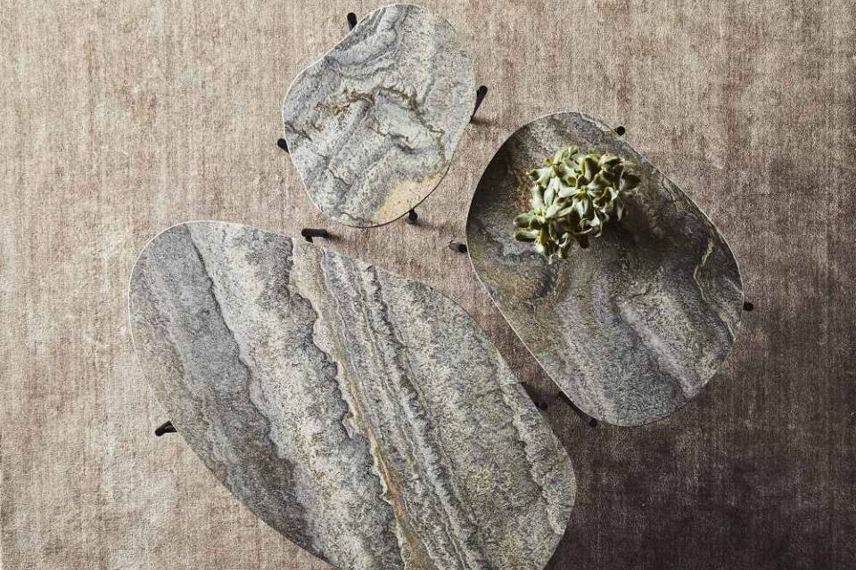Drei La Terra Couchtische in Grau Melange mit schwarzem Metallgestell auf beigem Teppich.
