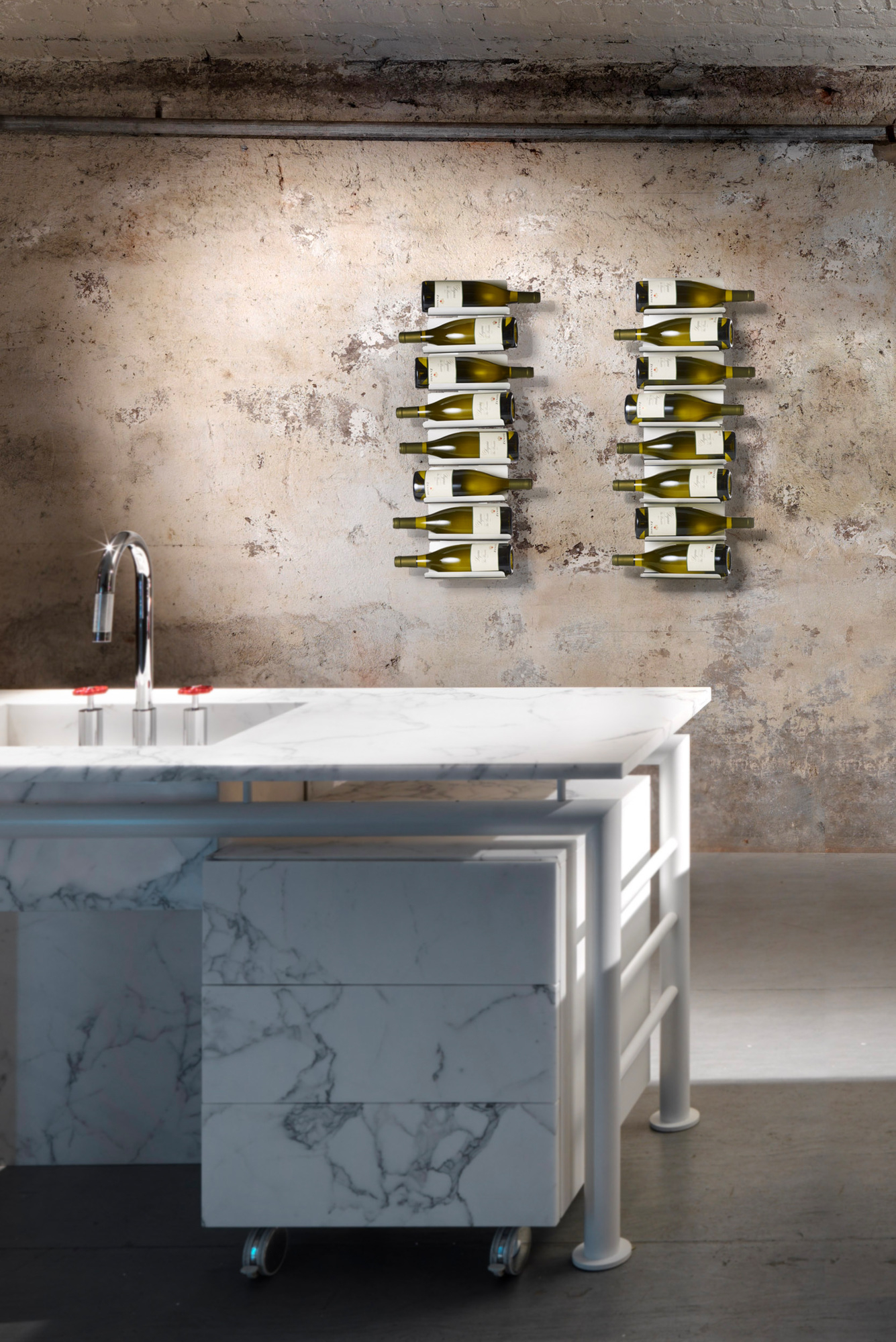 Ptolomeo Vino Wall Weinregal von Opinion Ciatti mit zwei Reihen gefüllter Weinregale an einer Wand.