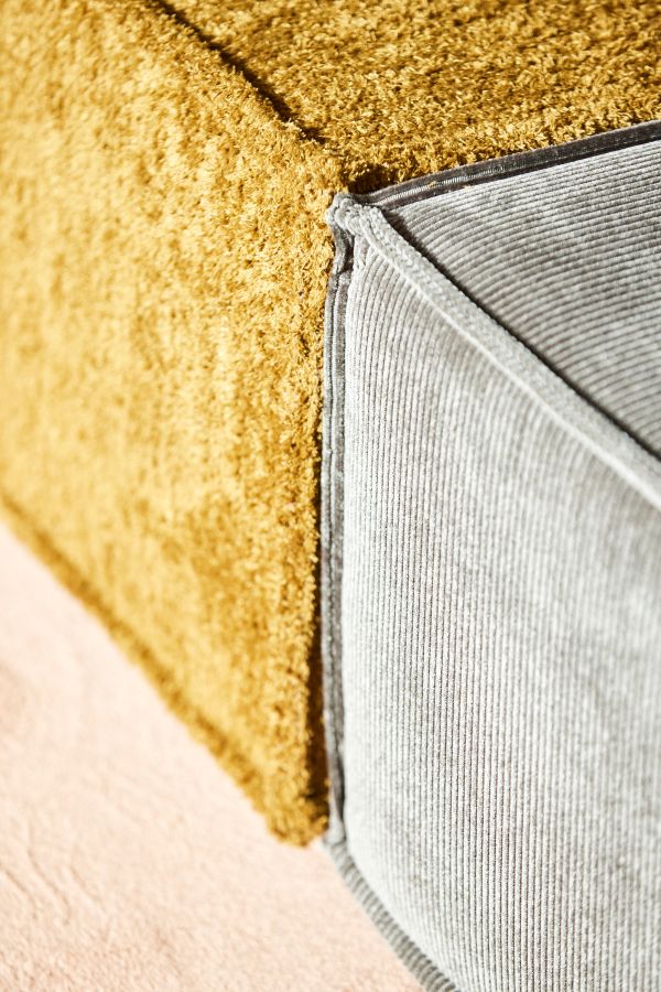 Detailaufnahme Trio Sofa Module in Senfgelb und Cord Grau, Eckkombination links, hochwertige Wohnzimmermöbel.