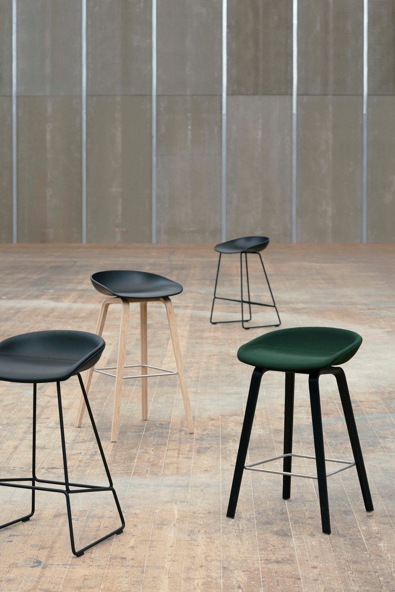Mehrere Hay About a Stool AAS 39 Barhocker mit Vollpolster in verschiedenen Ausführungen und Farben.