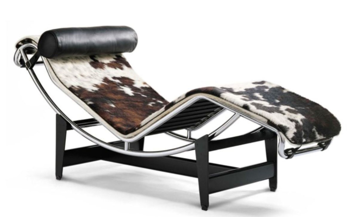 Chaise Longue Liege mit Fellbezug in Schwarz, Braun und Weiß, Nackenrolle aus Leder.