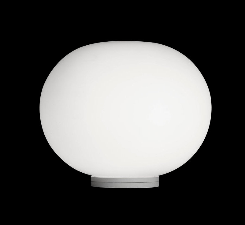 Glo Ball Tischleuchte von Flos: Runde, weiße Lampe mit grauem Sockel für stimmungsvolles Licht.