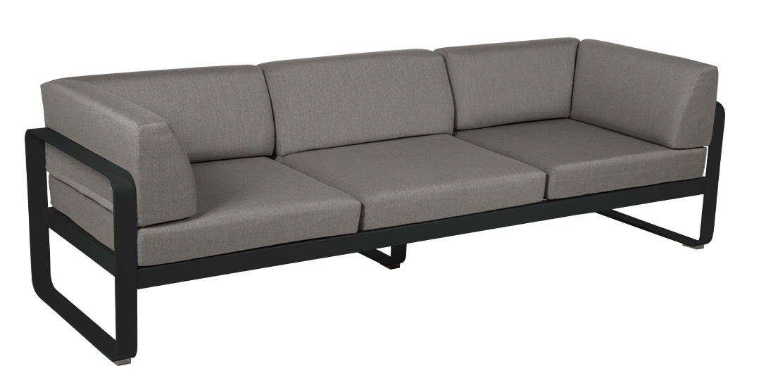 Bellevie Outdoor Sofa von Fermob, 3-Sitzer in Grau mit schwarzem Aluminiumrahmen für Garten und Terrasse.