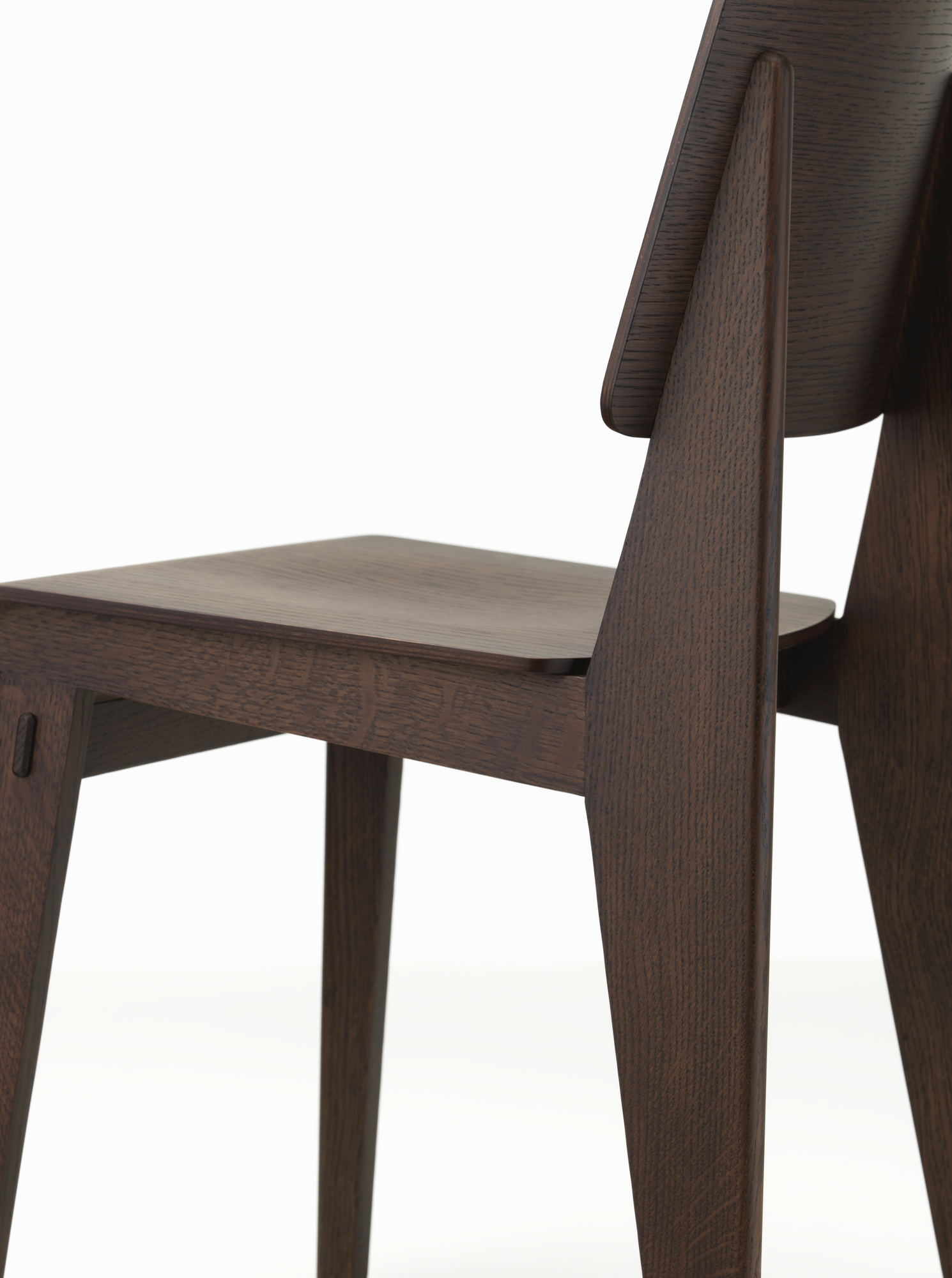 Detailaufnahme des Vitra Chaise Tout Bois Stuhls aus dunklem Holz, Designklassiker für Esszimmer und Wohnbereich.