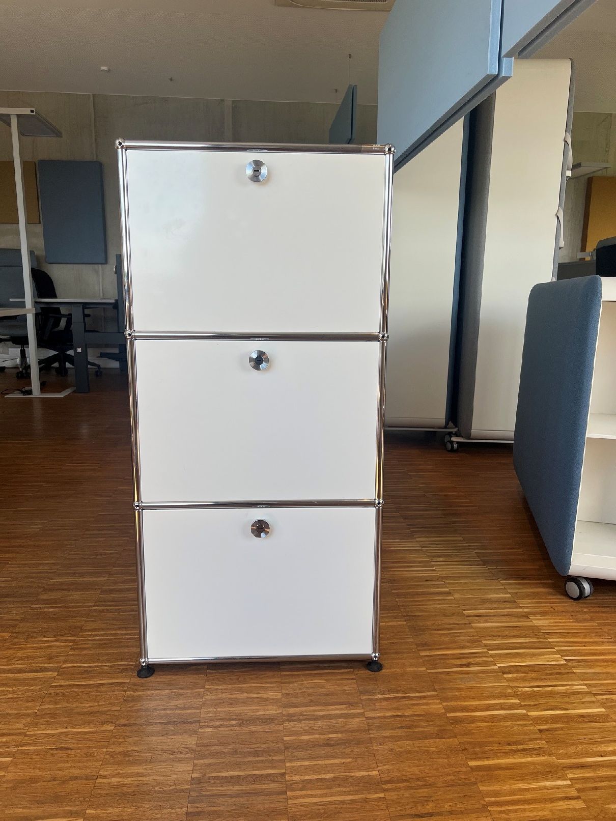 USM Haller dressoir met 2 draaideuren bovenaan/in het midden en 1 uittrekbare deur met hangruimte onderaan spierwit showroommodel/gebruikt meubel 