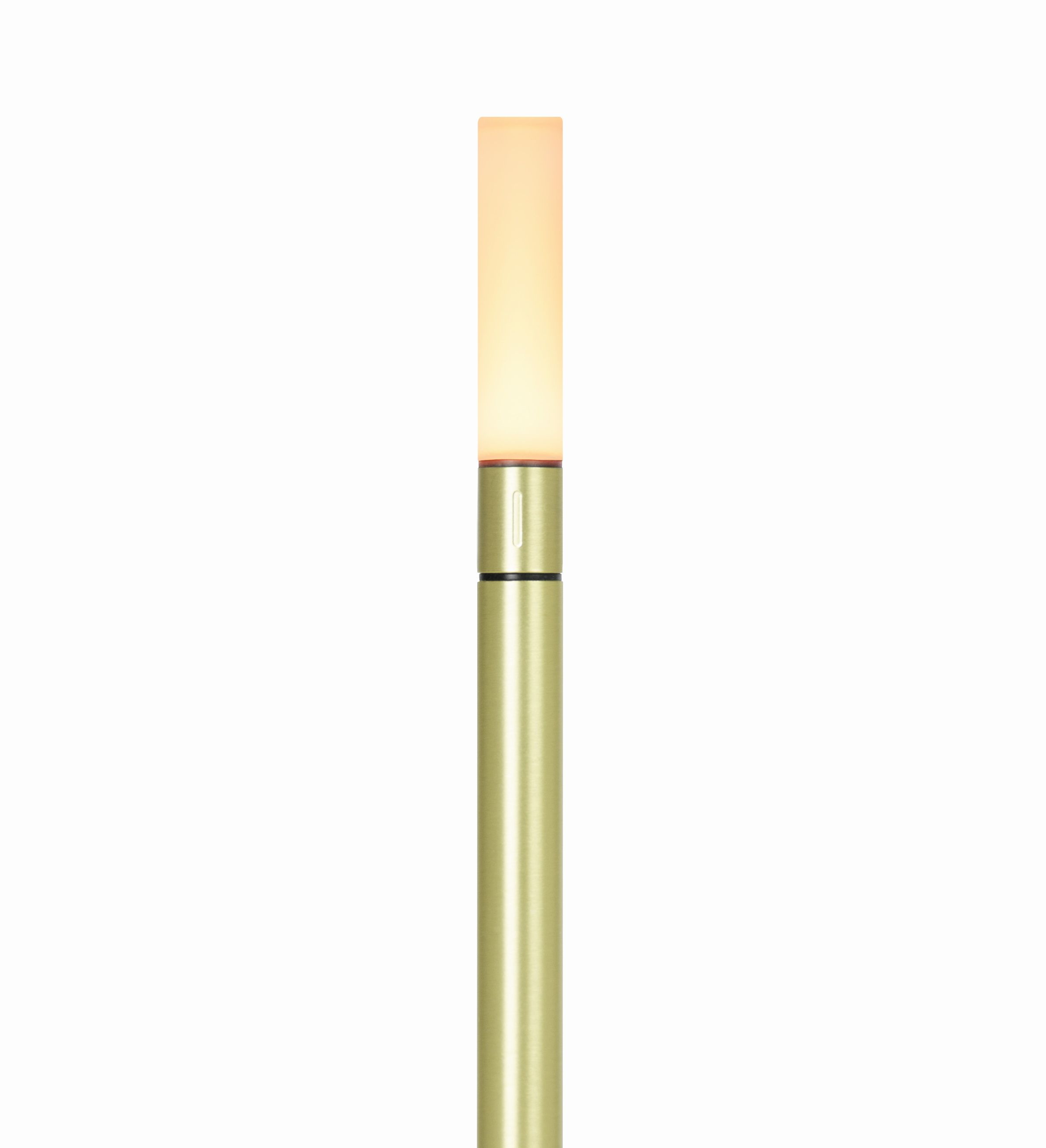 Graypants Wick Akkuleuchte, tragbare LED Tischleuchte in Gold, modernes Design mit warmem Licht.