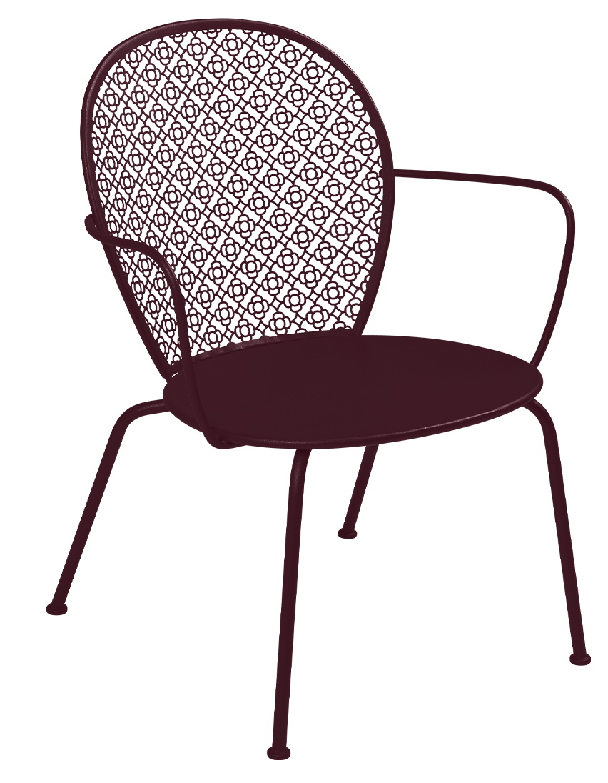 Lorette Sessel von Fermob in Pflaume: Tiefer Outdoor Sessel aus Metall mit filigranem Muster.